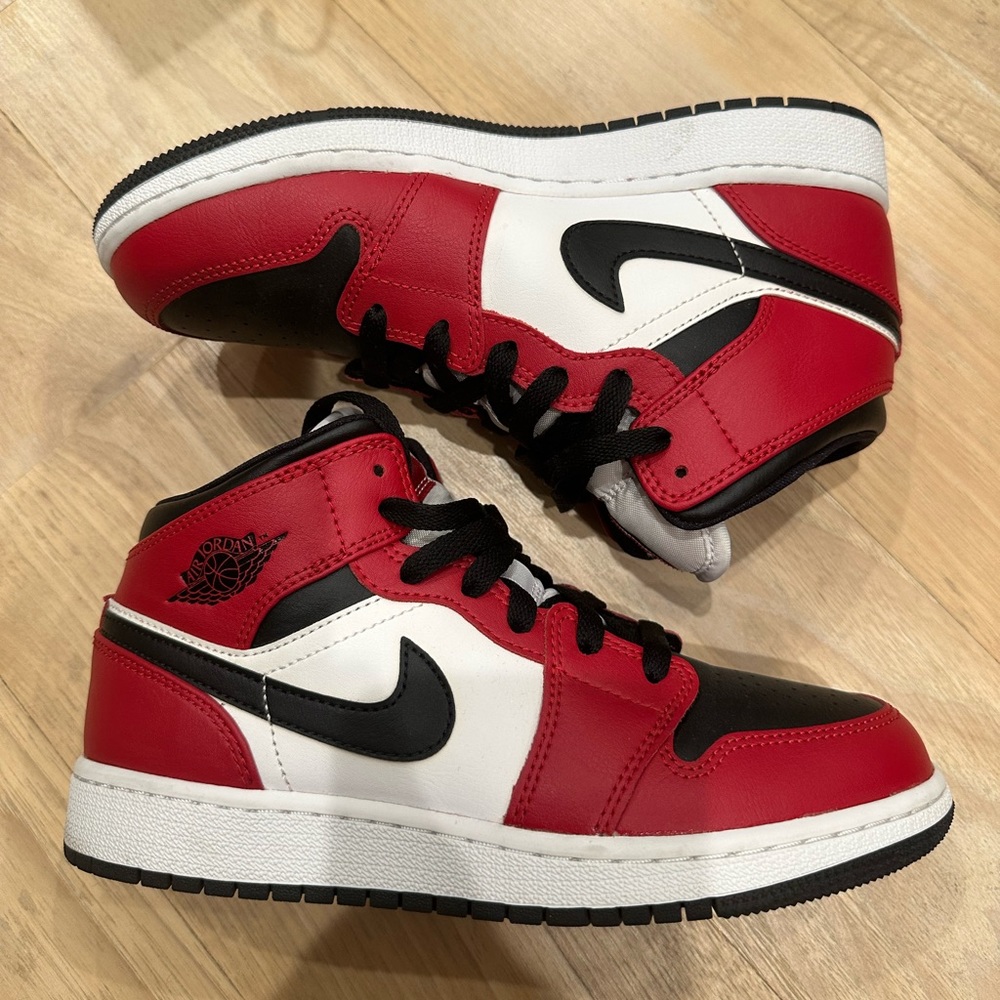 Jordan 1 Mid Chicago Black Toe GS